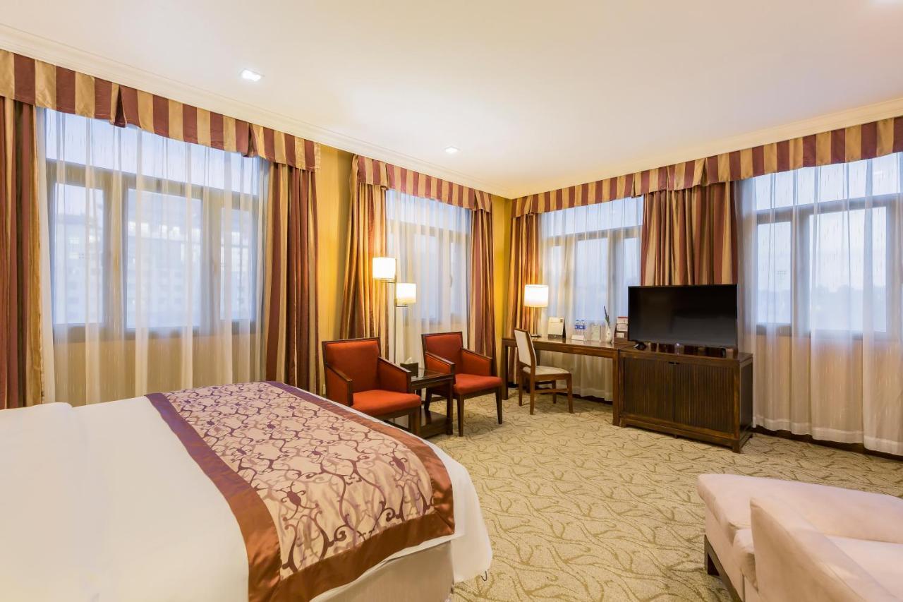Jinlong Hotspring Hotel 4*